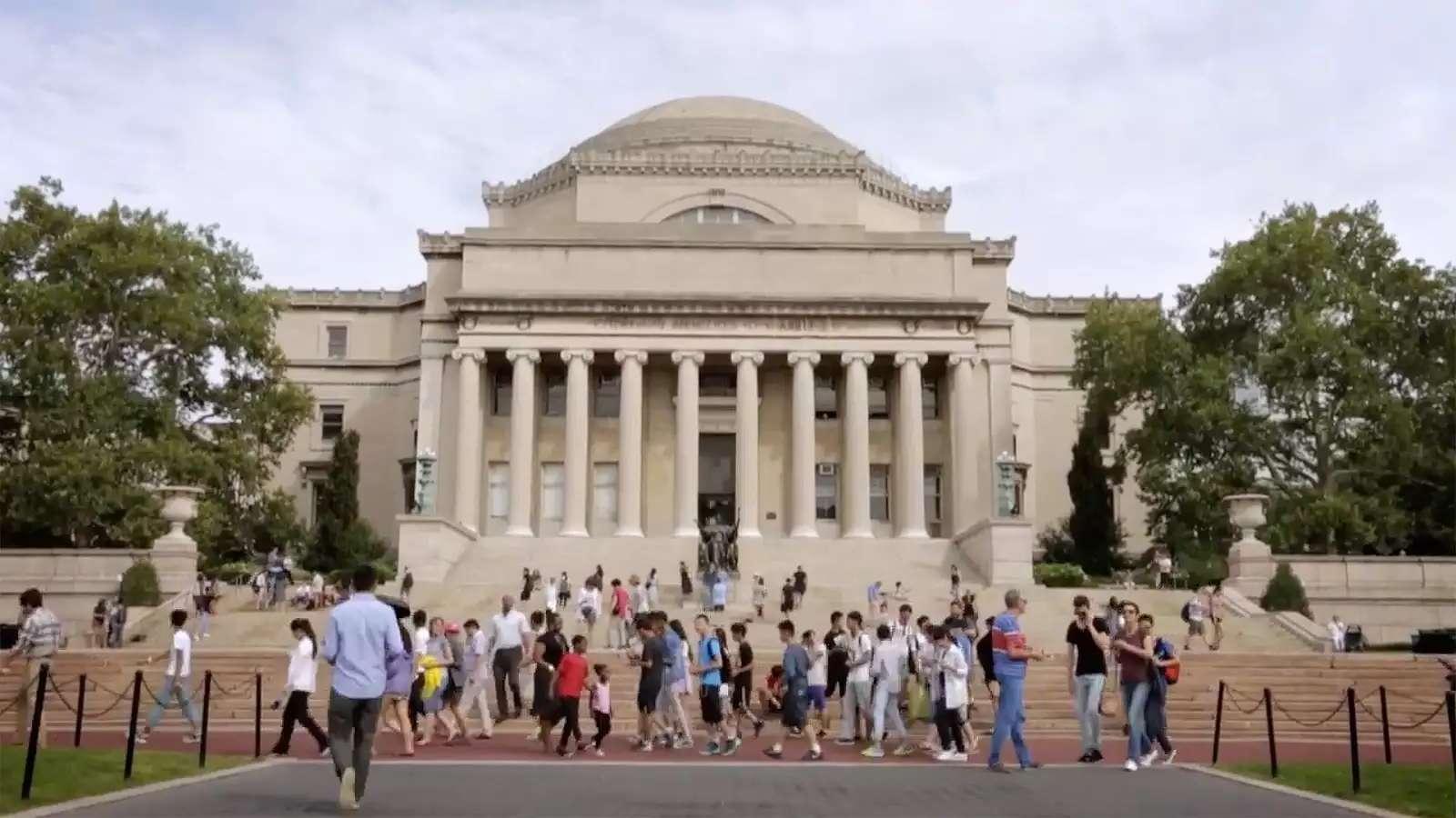 哥伦比亚大学校园外的学生